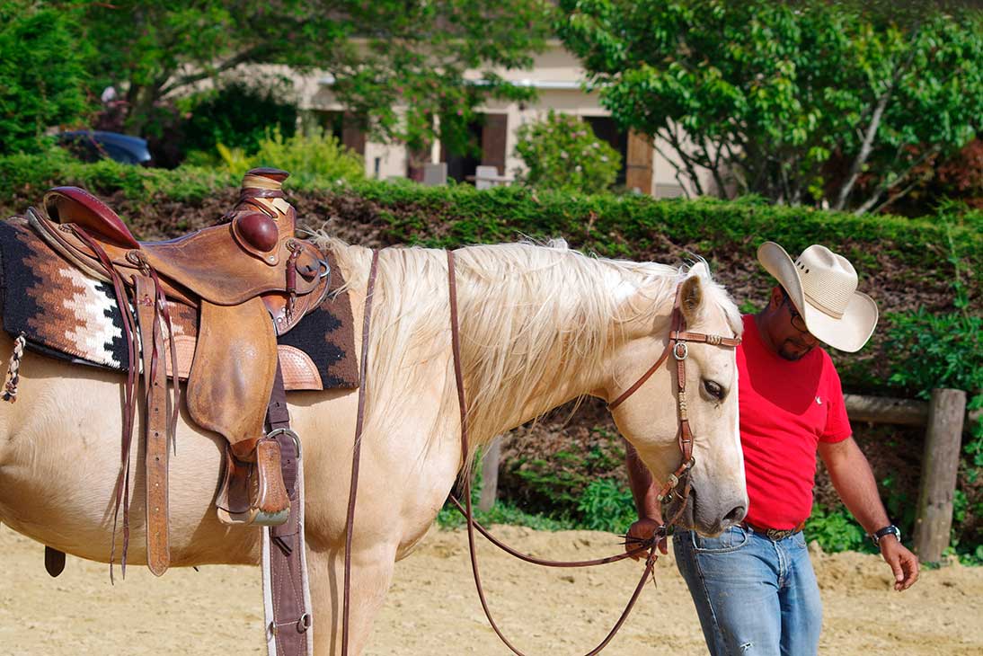 Ouassini Salhi guide son cheval Équitation Western Val-d'Oise